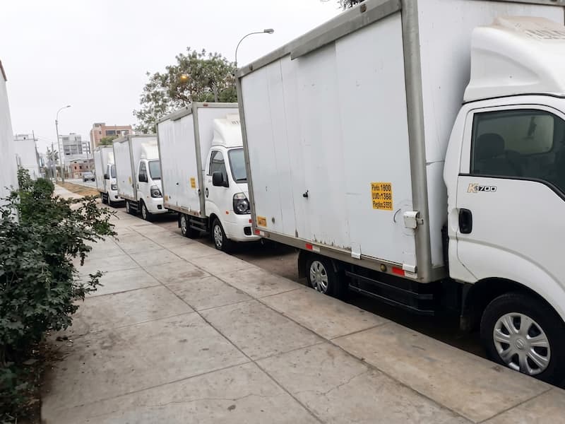 Equipo y flota de Amalia Transportes en su base de operaciones en Lima